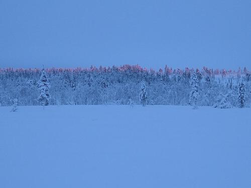 Auringonlasku värjää vaaran laen